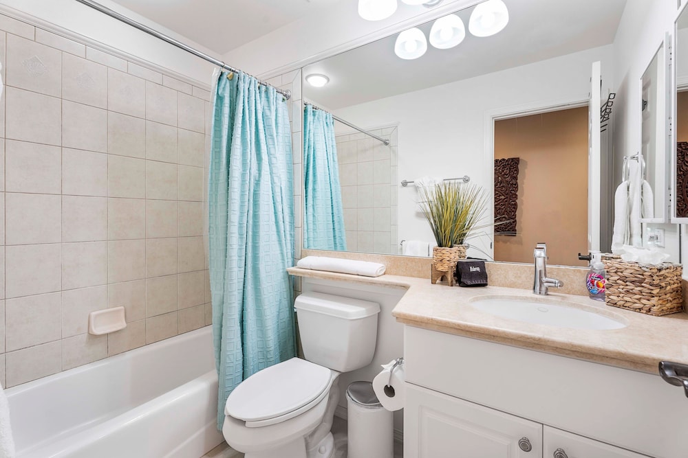 Spacious Corner Unit - Central AC - Vrkcv