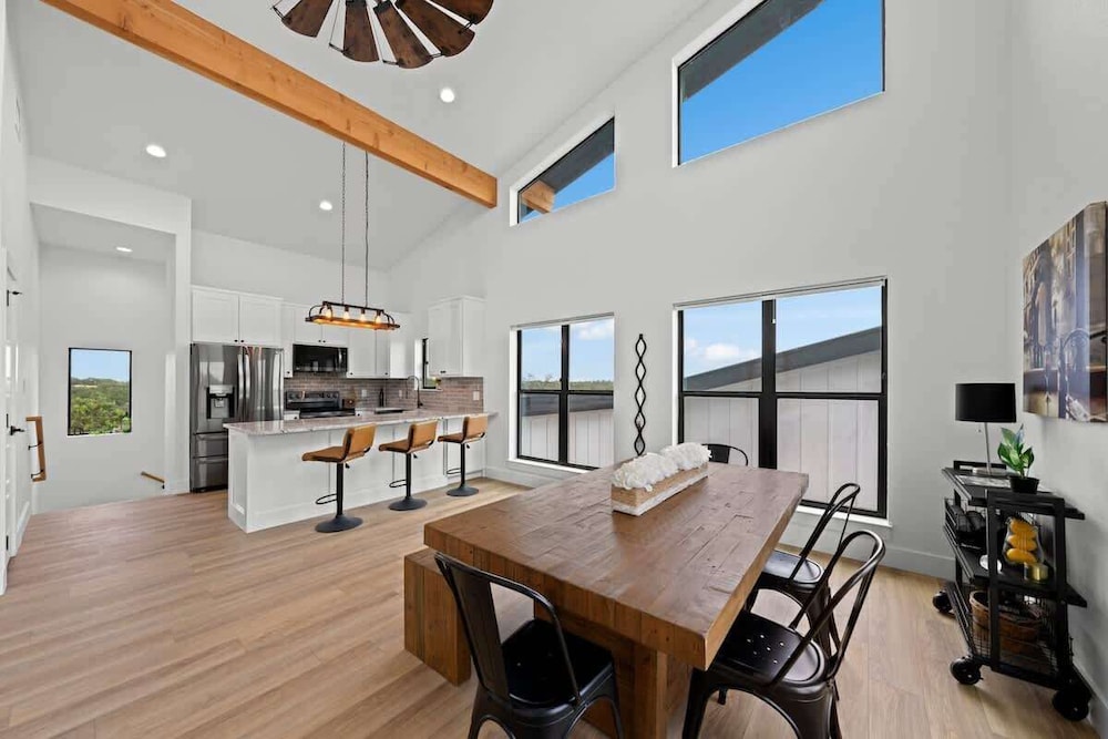 Hill Country Escape W/views Plus, Hot-tub and Pet Friendly!