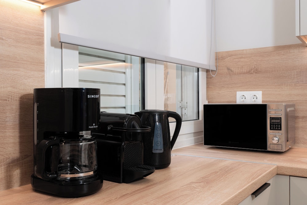 Spacious & Stylish Athens Apartment - Walk To Metro