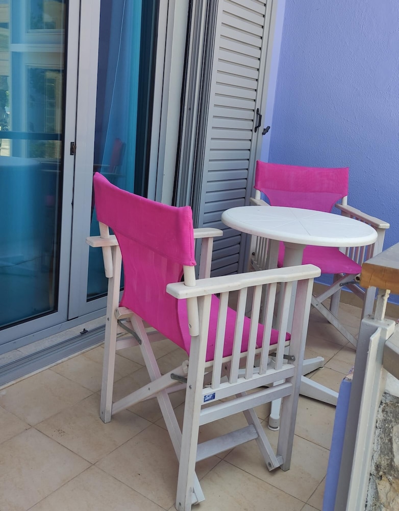 Okeania Seafront Rooms in Kamena Vourla
