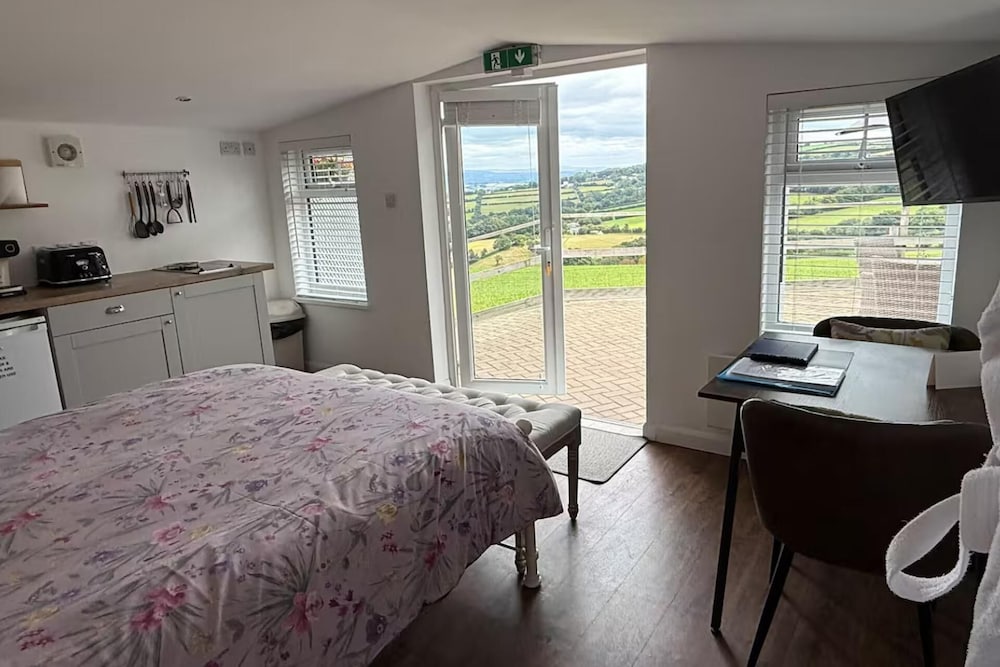 1 Bed Cabin-sleeps 2, Hot Tub, Garden, Pets, Views