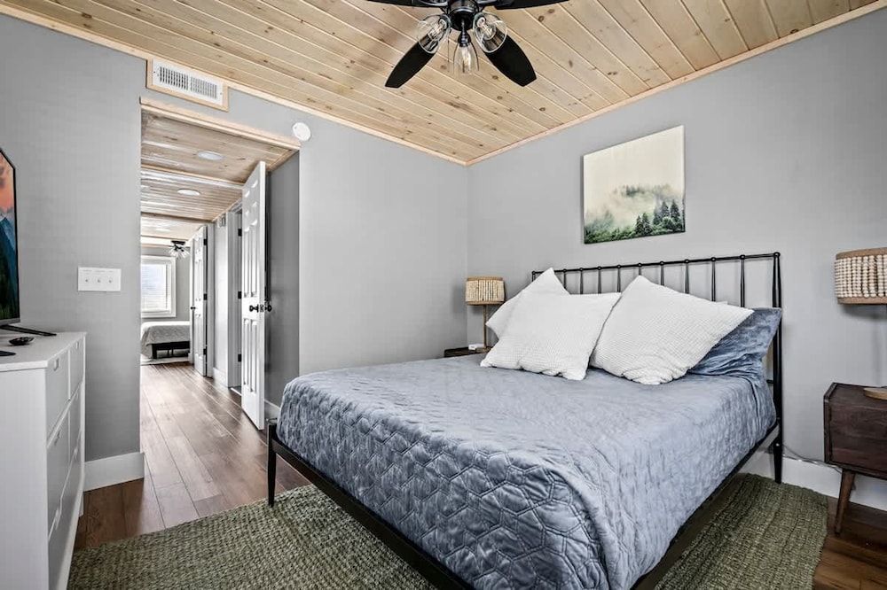 Loft Sleeps 8 Views Indoor Pool Access