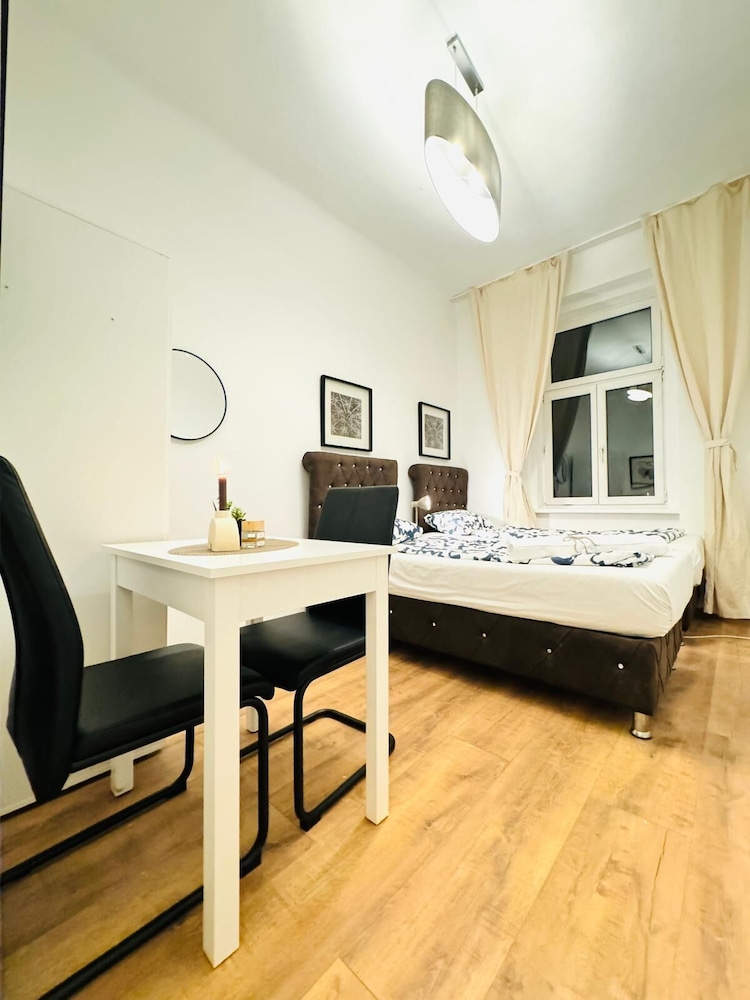 5BR Apt For 10 Walk to Kaufpark Alterlaa