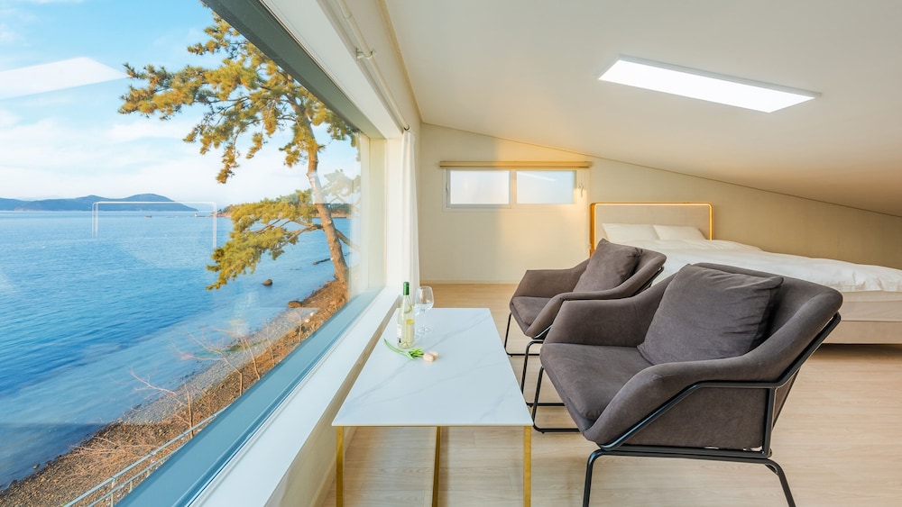 Geoje Daol Pool Villa Pension