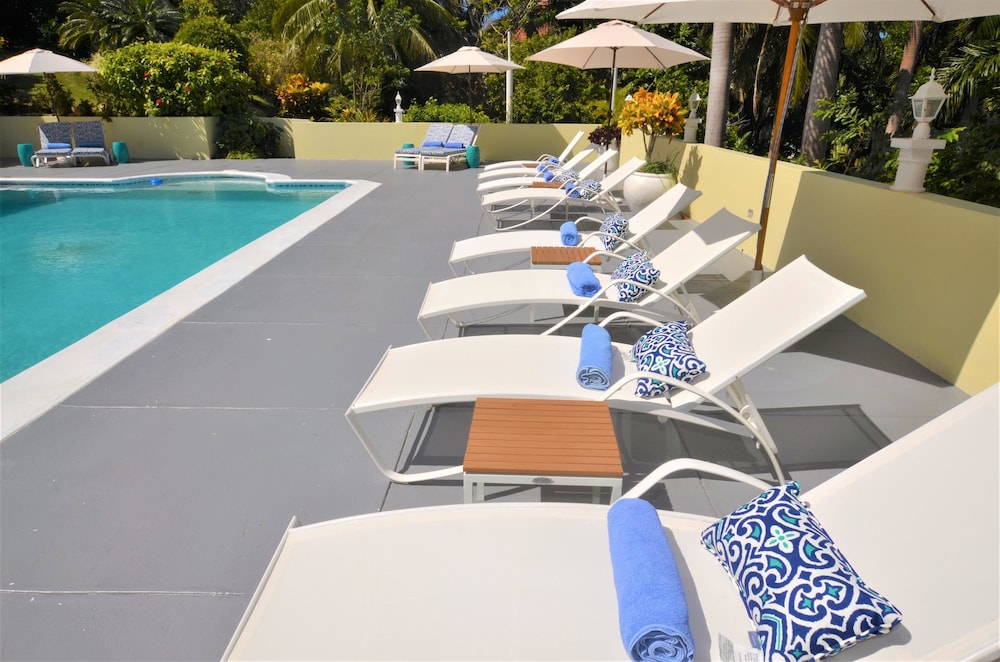 Summerhill, 8BR by Jamaican Treasures