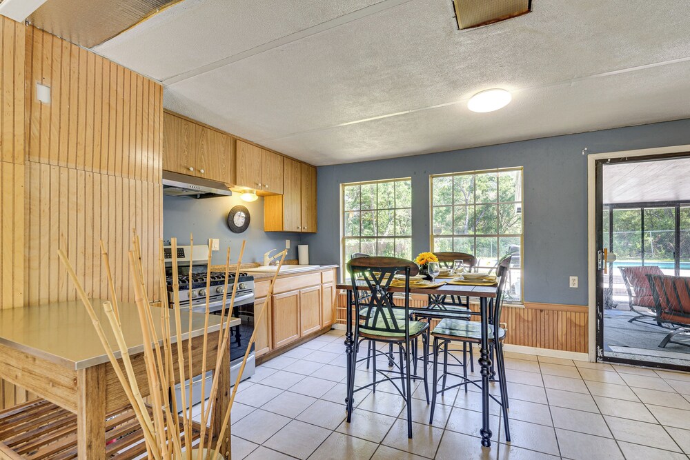 2 Mi to Manatees: Homosassa Home w/ Lanai!