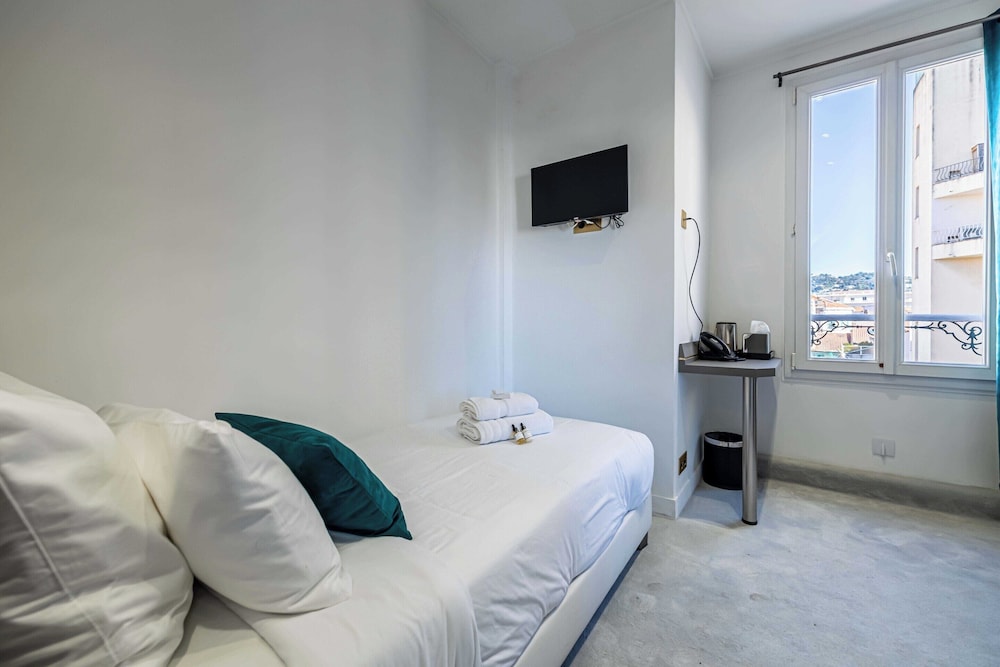 Hotel Avaton - Single Bedroom - Cannes Palais view 3
