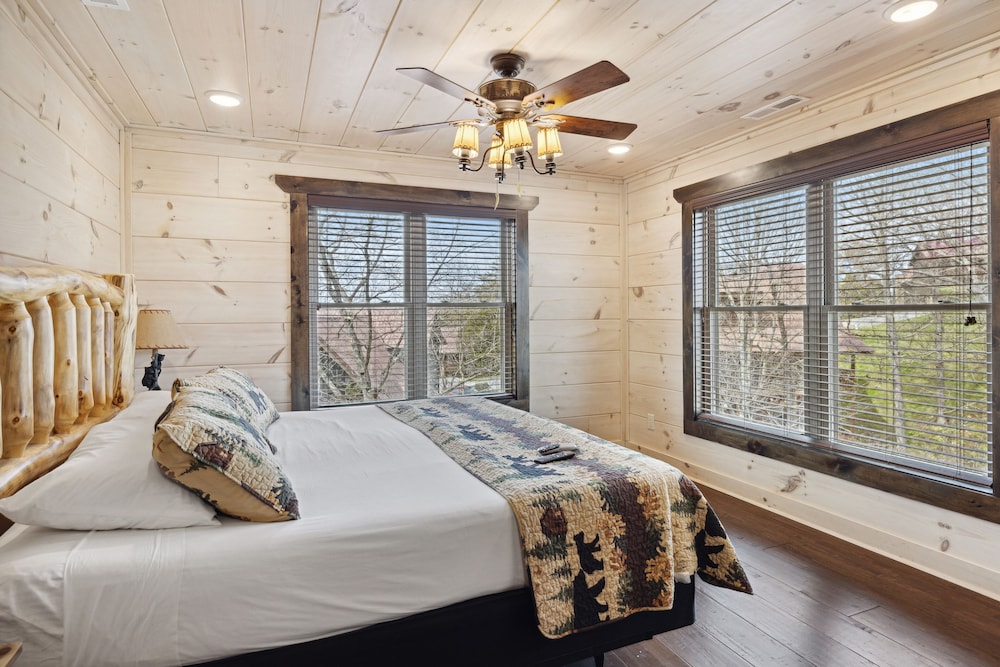 Smoky Mountain Chalet 3 Bedroom Home by RedAwning view 5