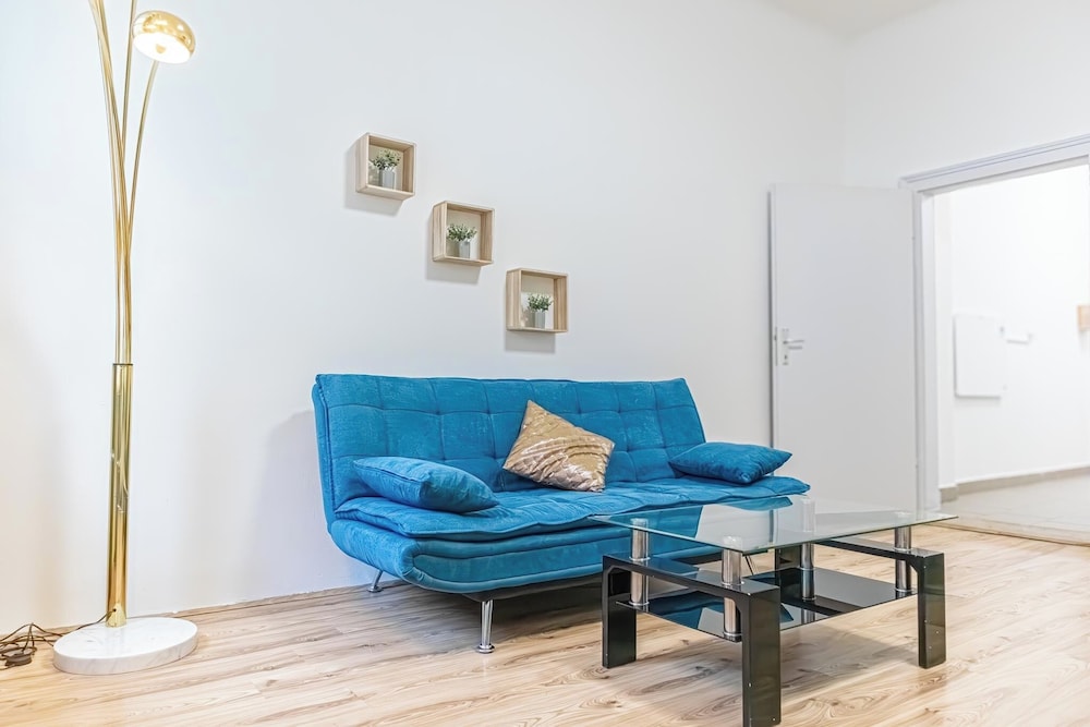 Elegant 2BR Apt Steps from Westbahnhof