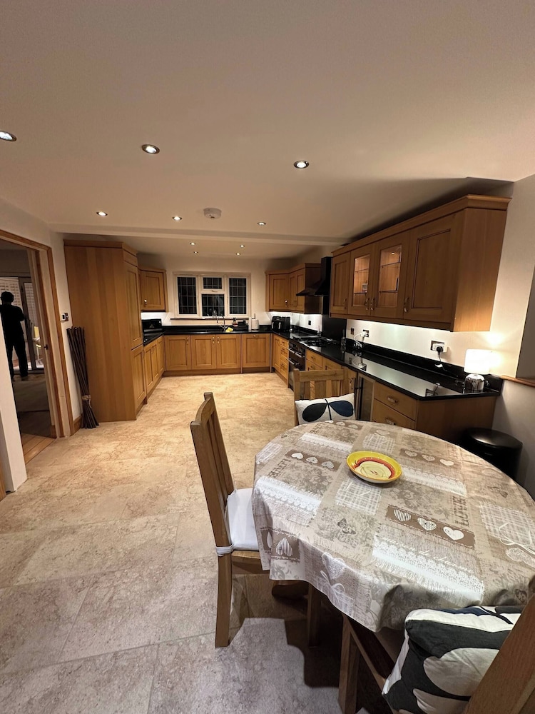 Stylish Happiness Home in Surrey