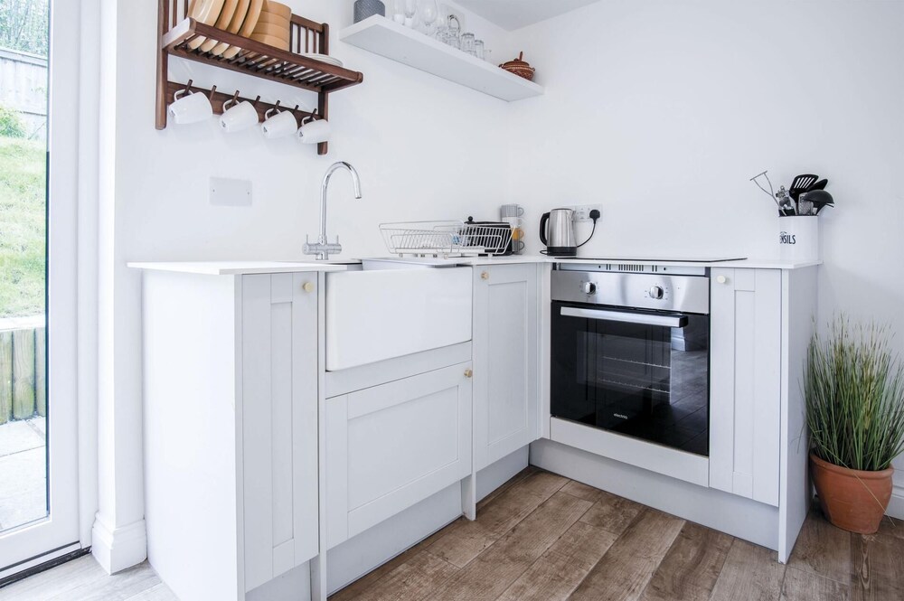 Yellow Cottage - 2 Bedroom Cottage - Dale