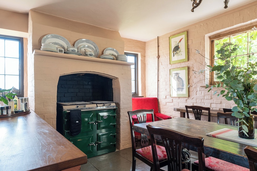 Stunning 4BD Home in Worcestershire
