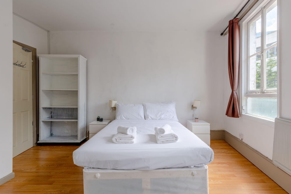 2BD Flat With Private Balcony - Shoreditch