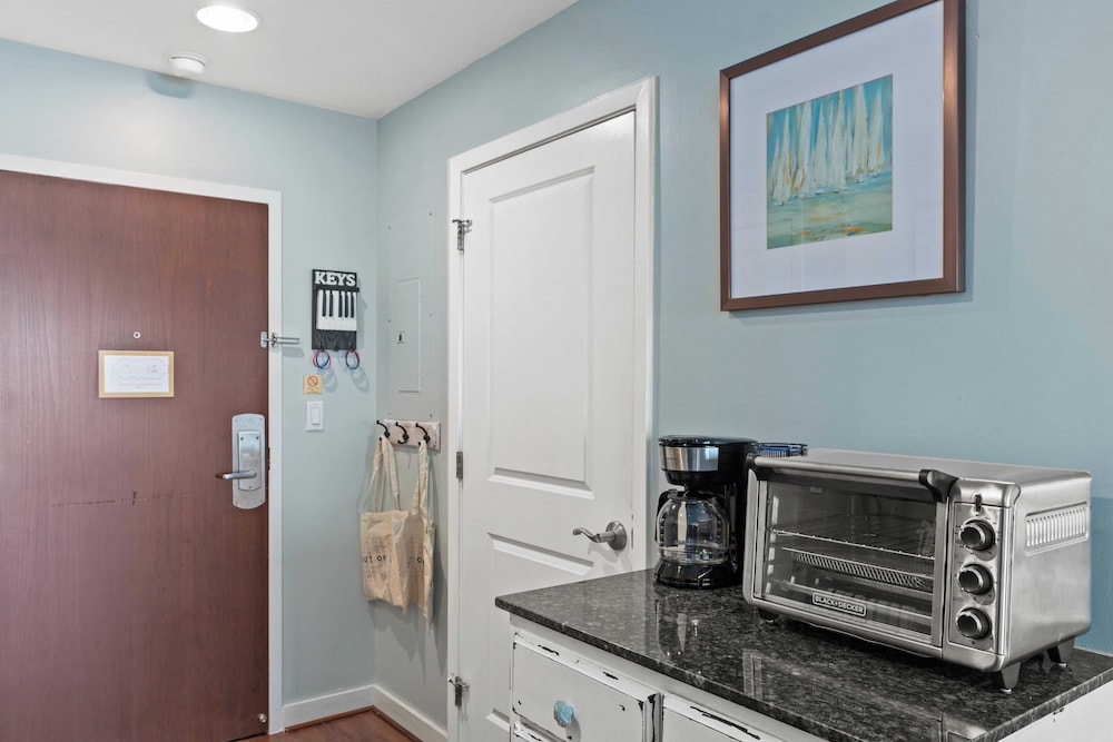 Miramar Beach Studio w/ Pool, Tennis & Walk to Beach Luau Eastern Sky
