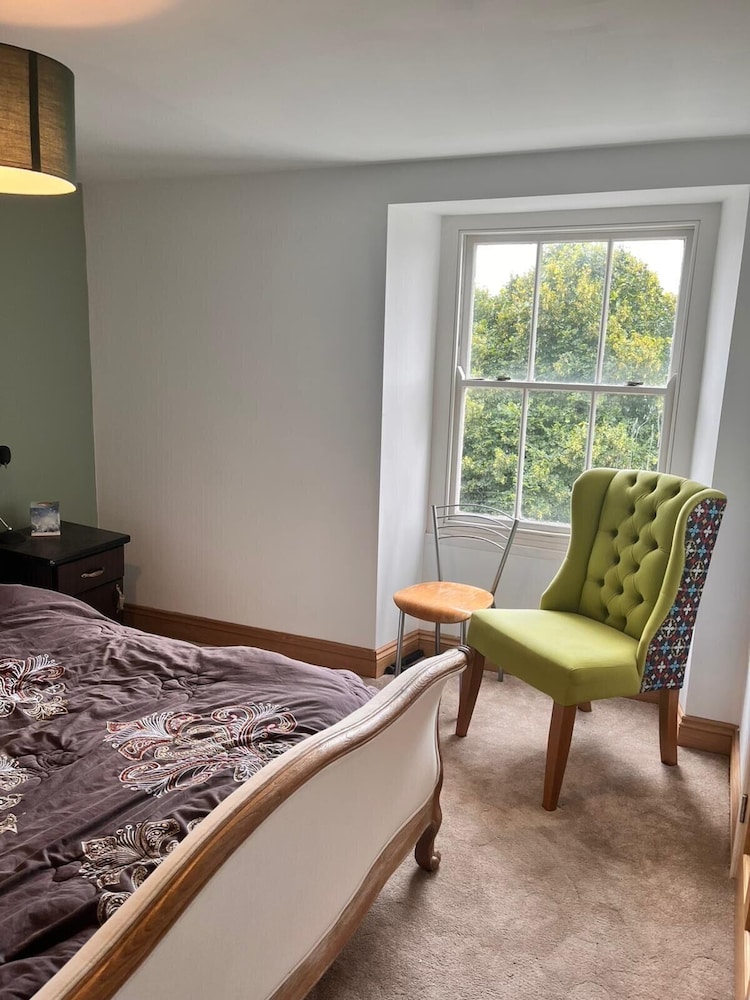 Spacious 6 Bedroom Retreat in Milford Haven