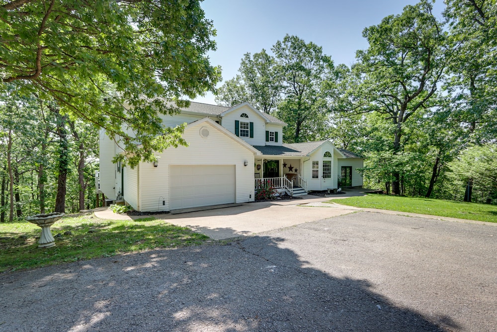 Spacious Family Home Near Lake of the Ozarks! view 5