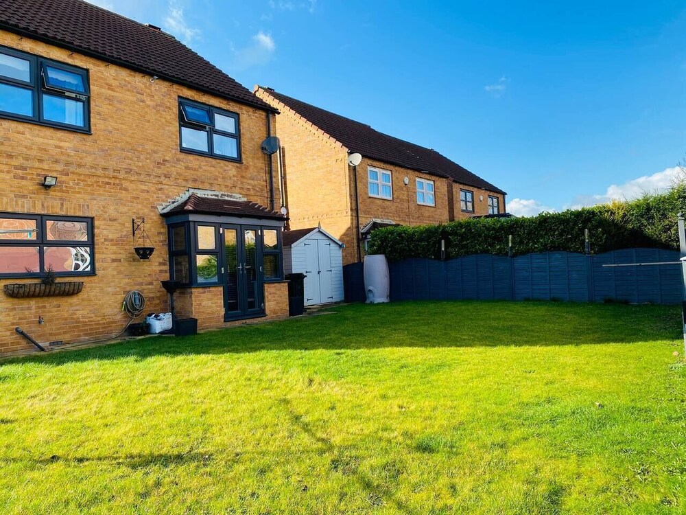 4-bed House With Private Garden in Barnsley! view 3