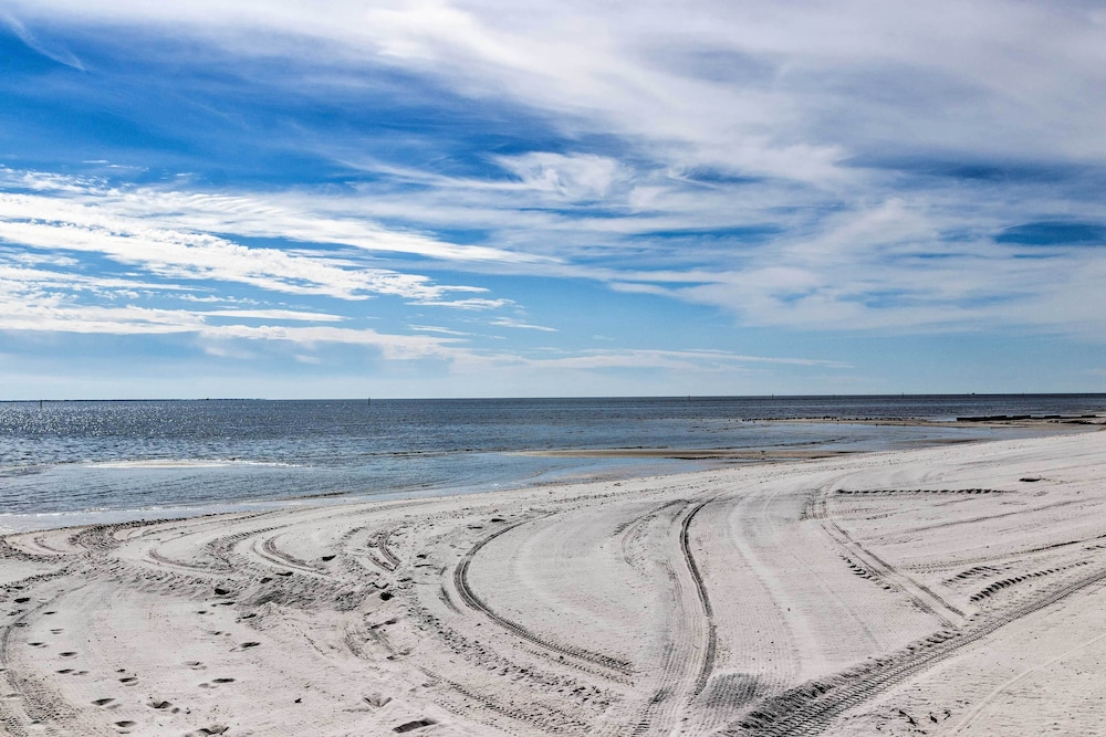 Beachside Getaway - Walk to Gulf, Pier & Casino! view 4