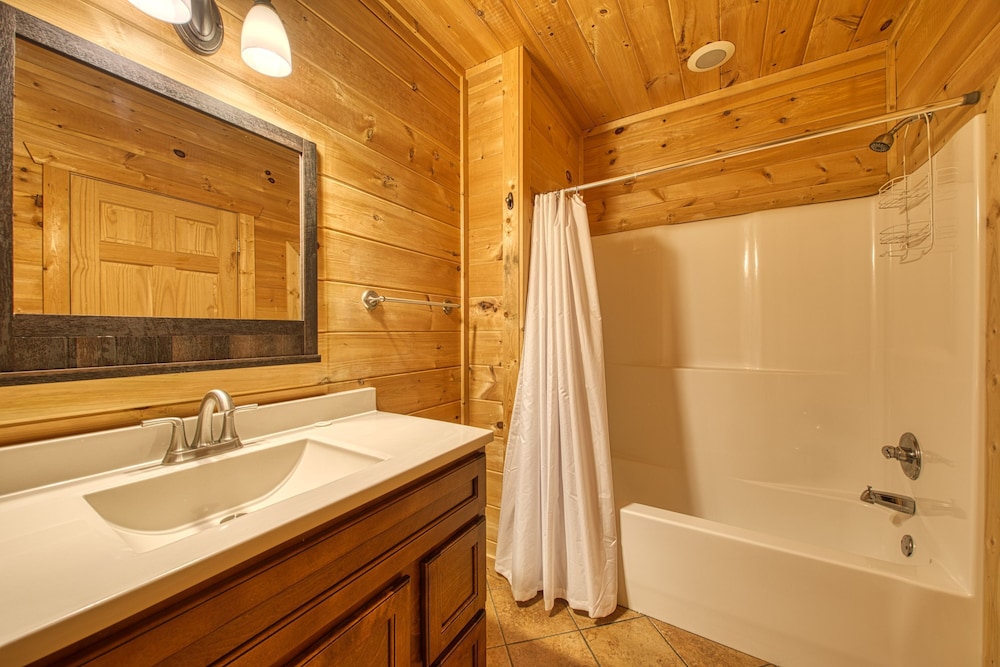 Cabin w Amazing Views Theater Firepit Hot Tub