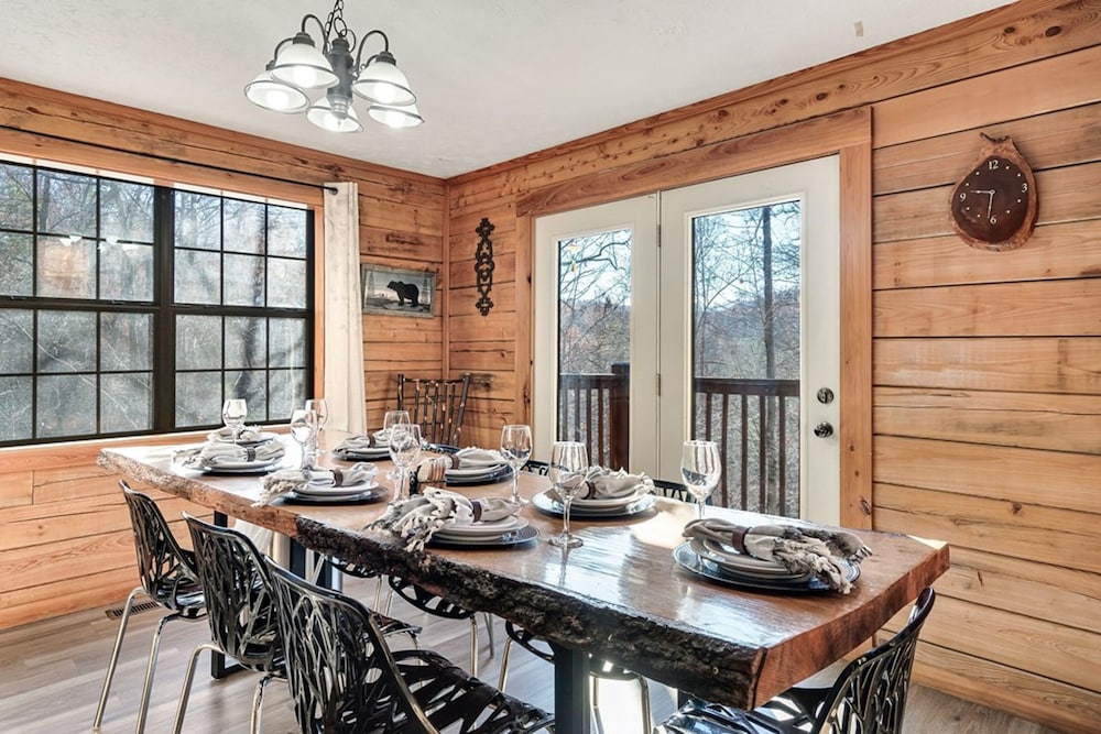 Stunning Cabin w Hot Tub Pool Table Arcades