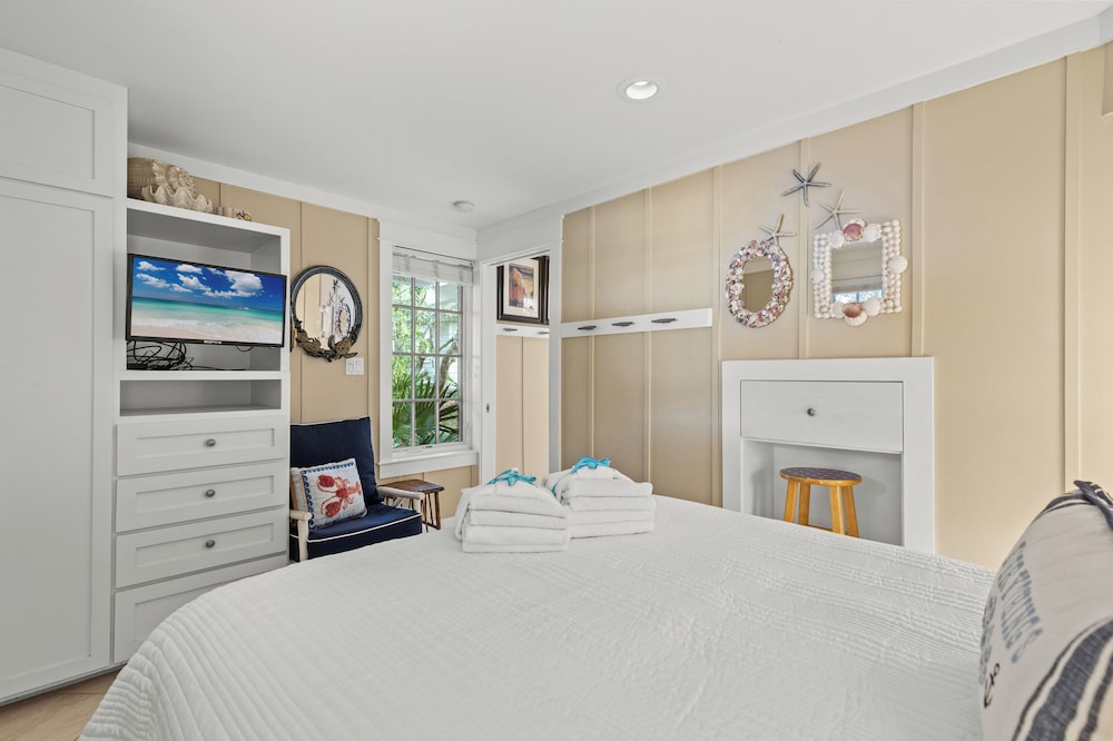 Seabatical! 3BR 2BA Coastal Retreat for 8 Relax, Unwind, and Recharge