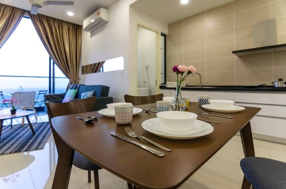 Chic 2BR Dpristine 9 Next to Legoland Free Parking