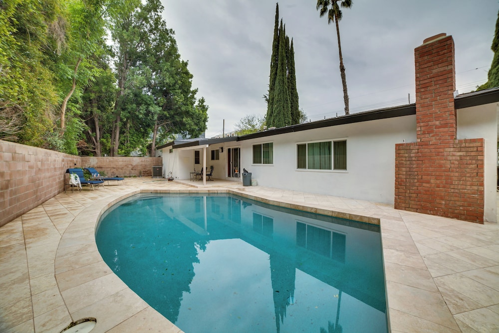 Private Pool & Patio: Luxe Encino Family Getaway