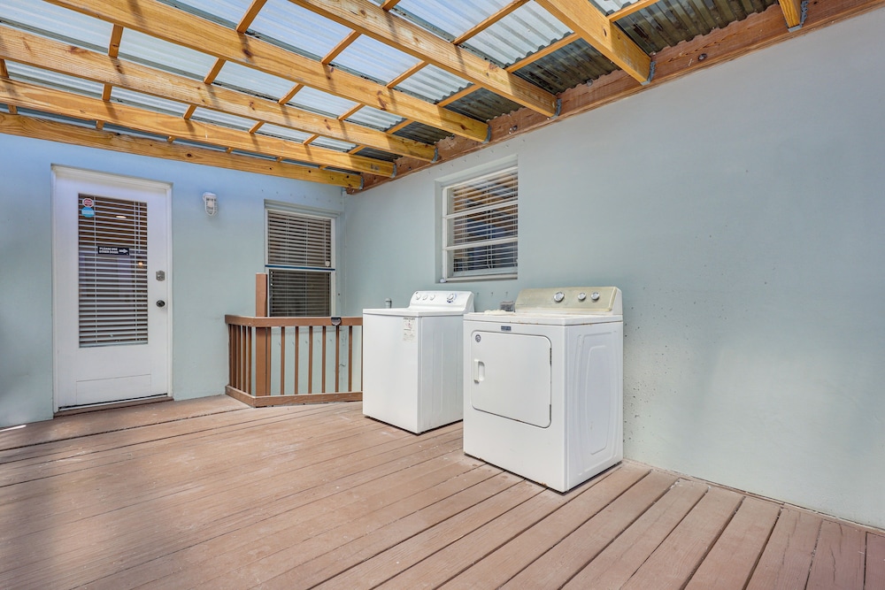 < 1 Mi to Las Olas Boulevard: Cozy Retreat w/ Yard