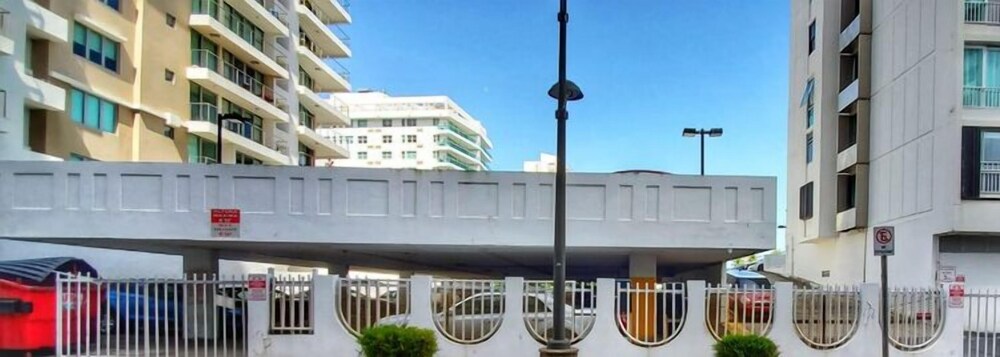 Maria Beach 1BDR Oceanfront Pool Parking view 5