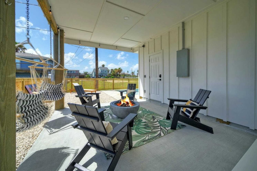 Sleeps 24 2 Homes, Walk to the Beach, Private Pools, Fire Pit, Modern Design