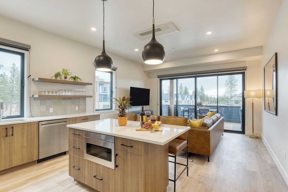 Sleeps 40! 8 Modern Units/20 Bdrs w/ Deck+hot Tub, 10mins to Downtown & Old Bend