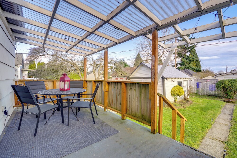1 Mi to Historic Dtwn: Dog-friendly Everett Home!