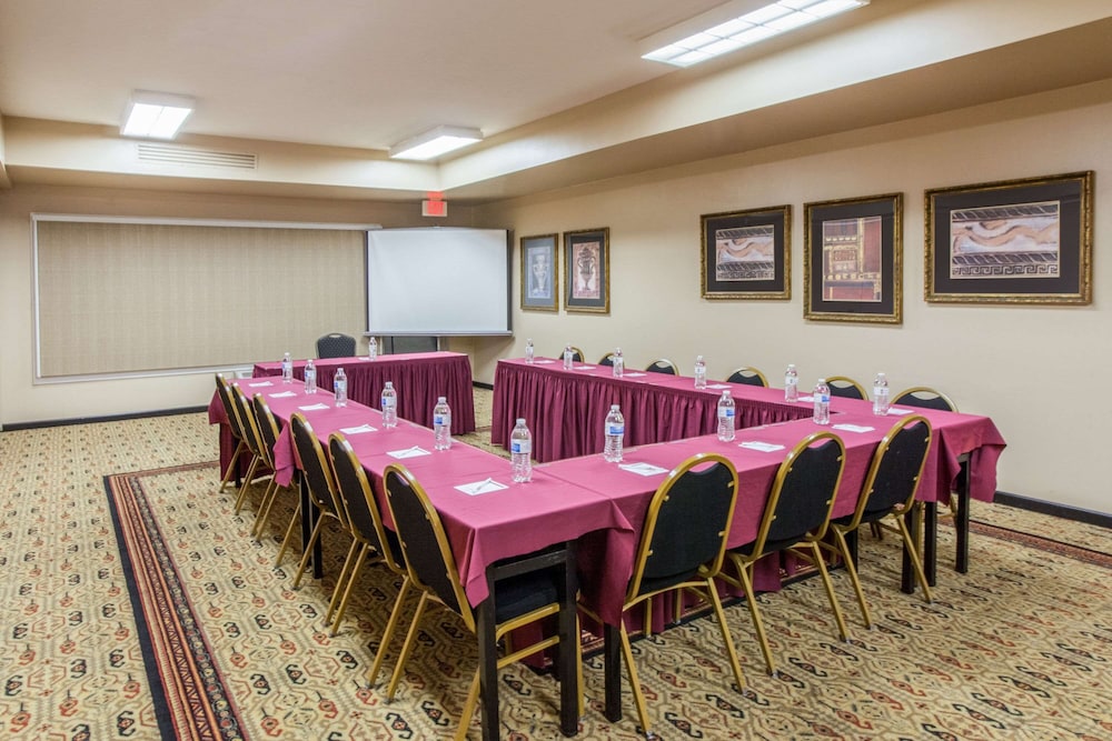 Bloomington Vacations - Hawthorn Extended Stay by Wyndham Bloomington - Property Image 8