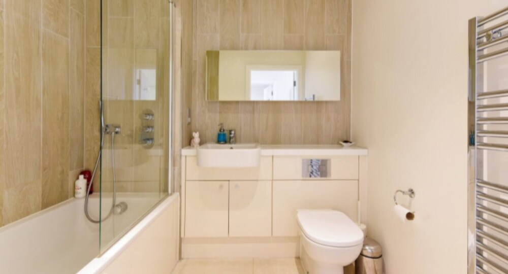 Lovely Luminous 3 Bed Flat, With Secure Ev Parkng