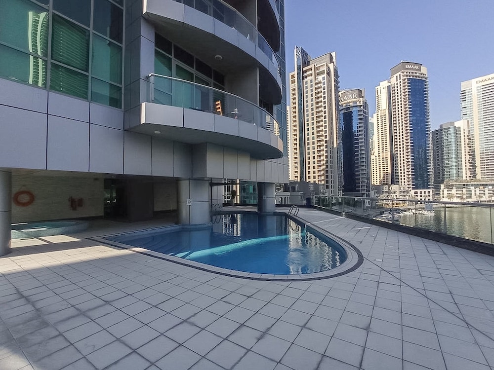Refined 1BR Retreat in The Point Tower - Marina