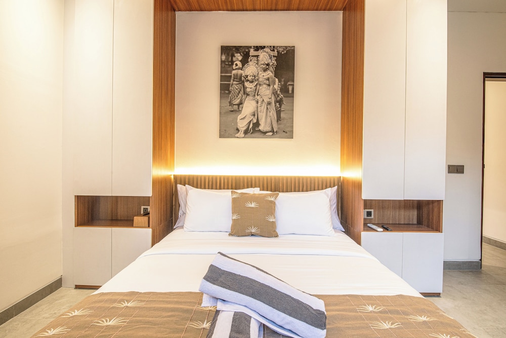 Enchanting 5BR Canggu Villa Moments to Sea