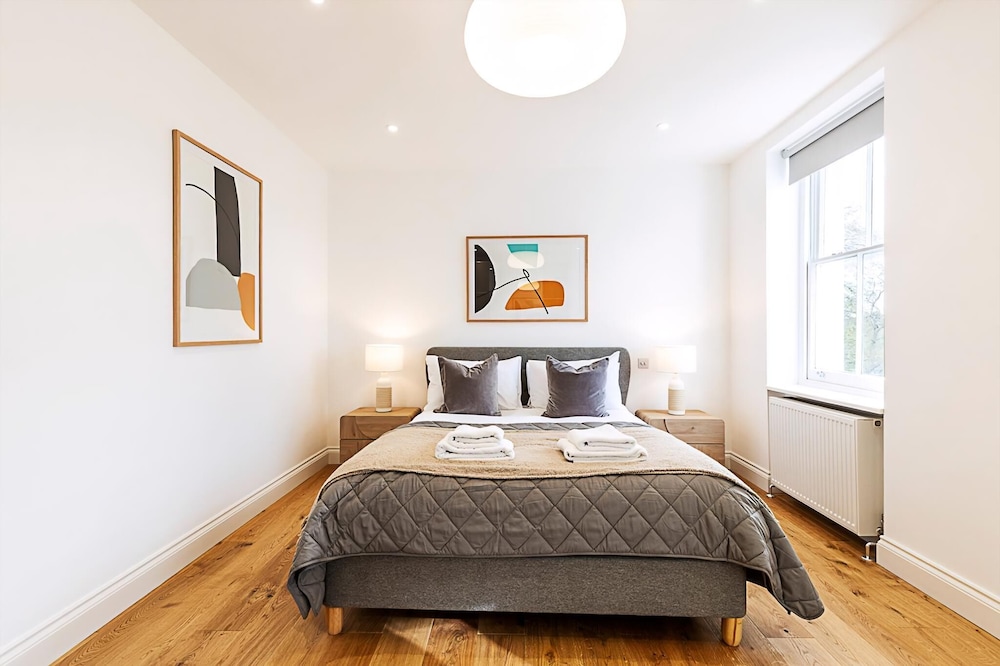Light & Luxury Chelsea Apartment: Private Balcony!
