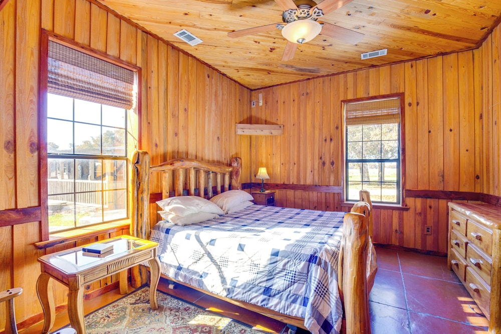 Group Getaway! Multi-level Lodge on Lake Tawakoni