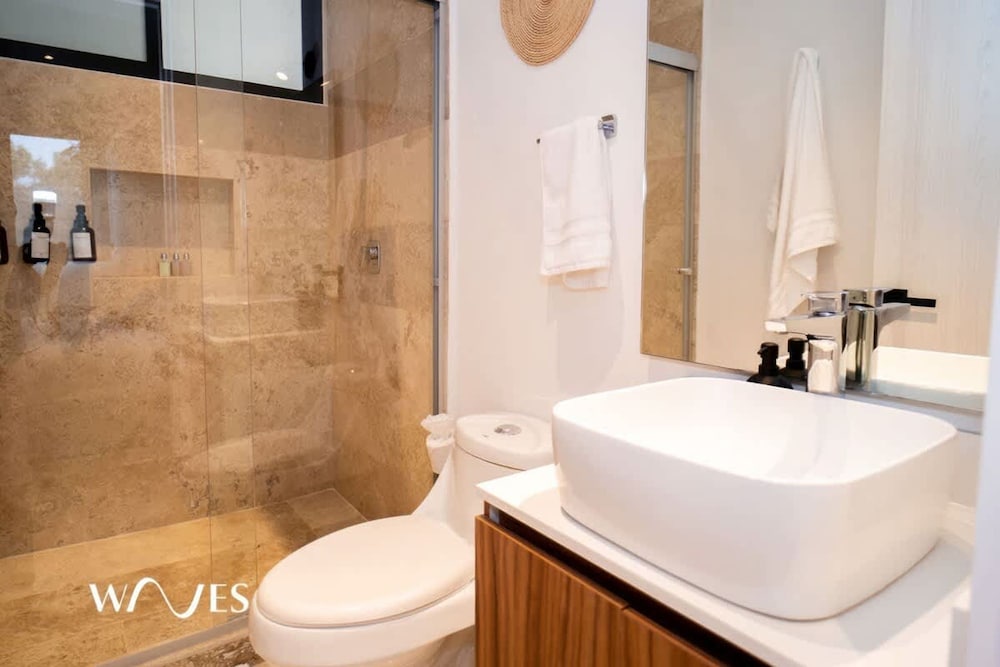 Prime Location 2 BR Apartment With Natural Ligthed LX Amenities by Waves Management