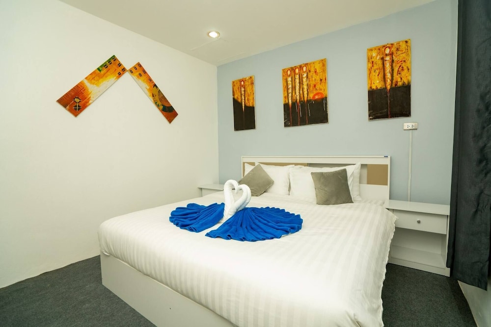 3 Bed 3 Bath Villa 400m to the Beach Sleeps 10