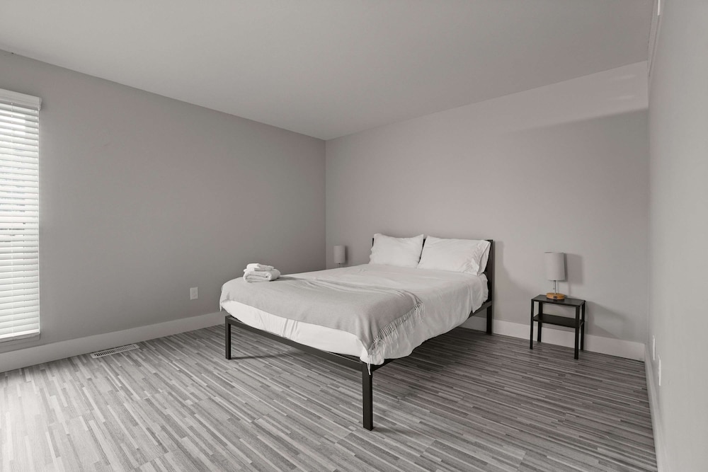 Modern 2BR 2BA Apartment With Pleasant Views
