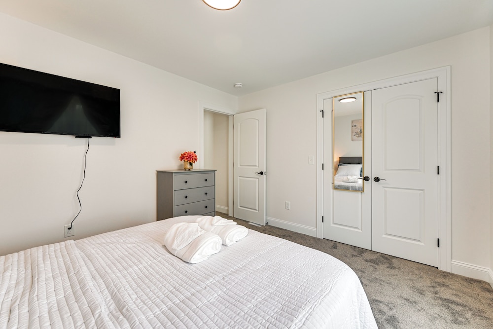 1 Mi to MGM Springfield: Cozy Winter Duplex!