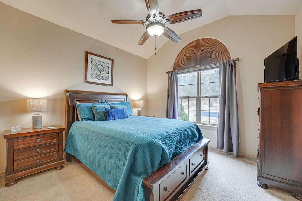 Relax Fireside: Branson West Gem w/ Hot Tub Access