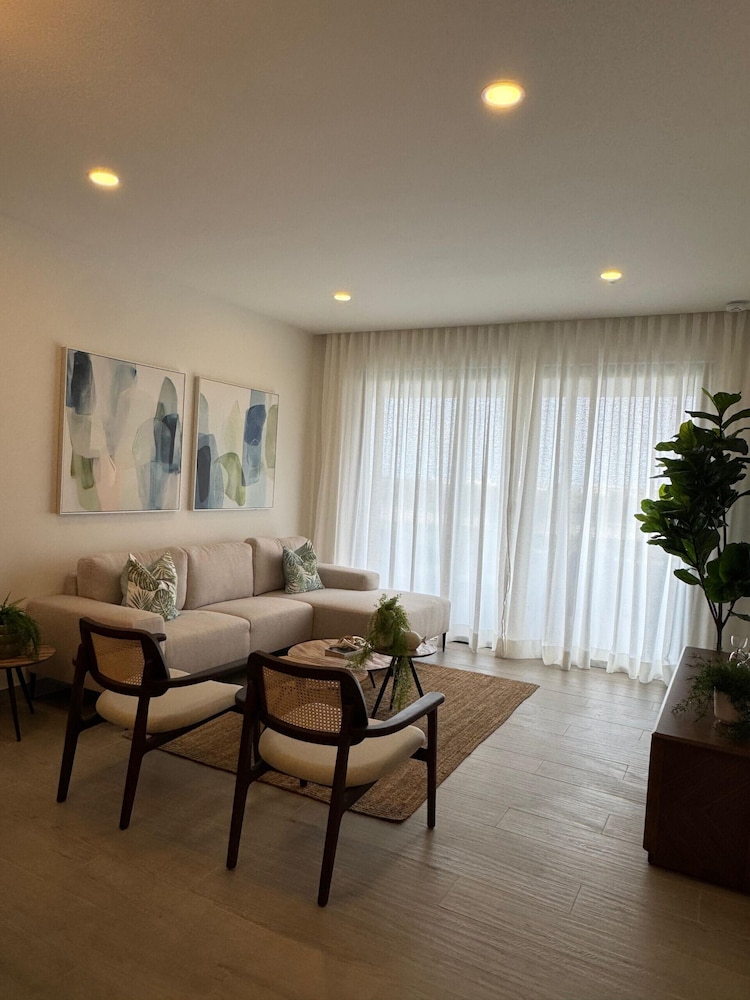 4 Guest 2 Bedrooms Balcony and Shared Pool