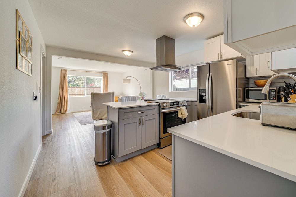 8 Mi to Downtown Seattle: Charming Home w/ Patio