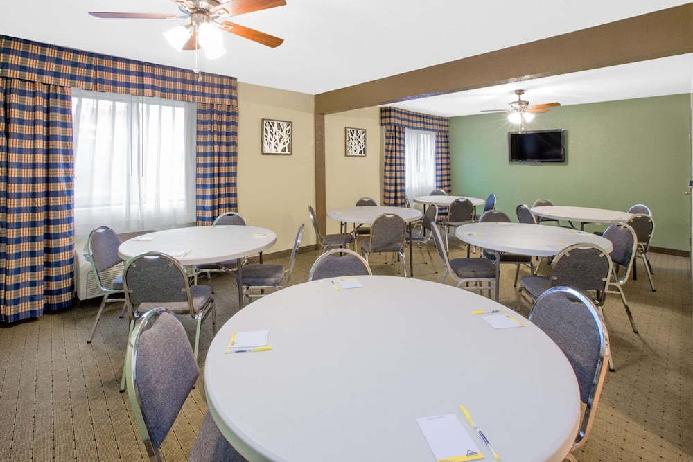 Days Inn by Wyndham Hillsdale - Property Image 4