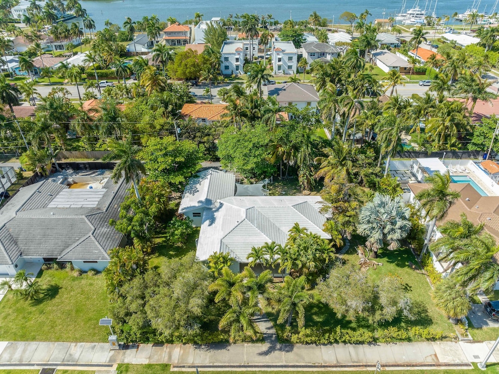 Sunshine Edit- Contemporary Yard and Near Beach