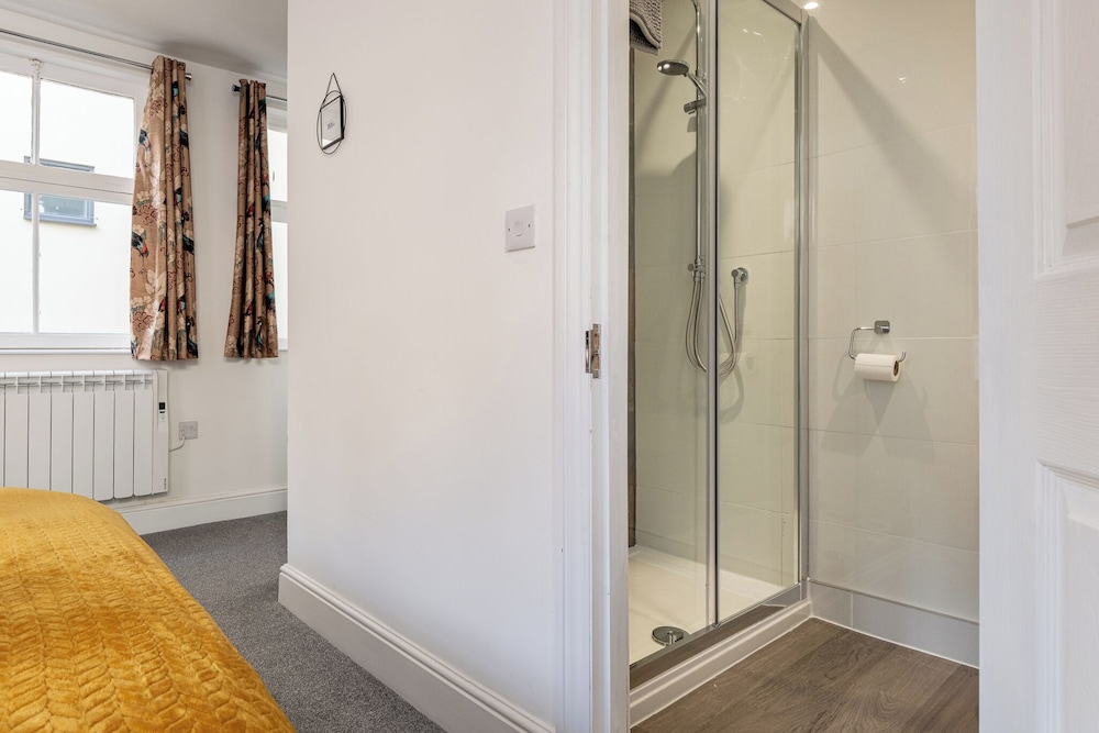Gorgeous 1 BD in Central Cheltenham