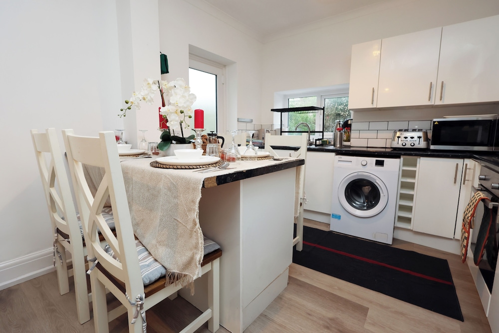 Cardiff Guesthouse & On-Street Parking