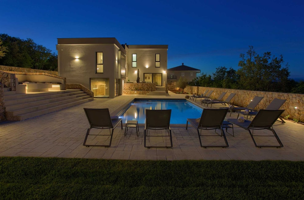 Villa Astrum With Heated Pool Jacuzzi and Sauna